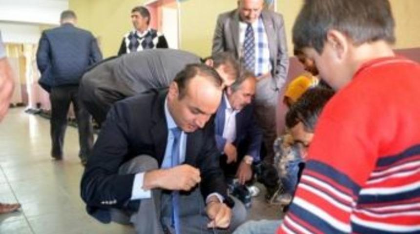 Hayırsever İş Adamından K&ouml;y&uuml;ndeki &Ouml;ğrencilere Kışlık Ayakkabı Yardımı