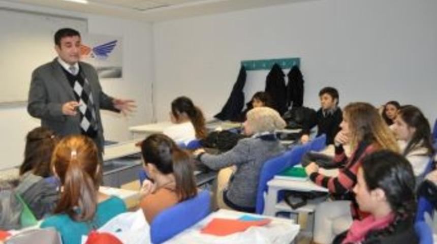 İş Bulmak İ&ccedil;in &Ccedil;evre Oluşturmaya &Ouml;ğrenciyken Başlayın