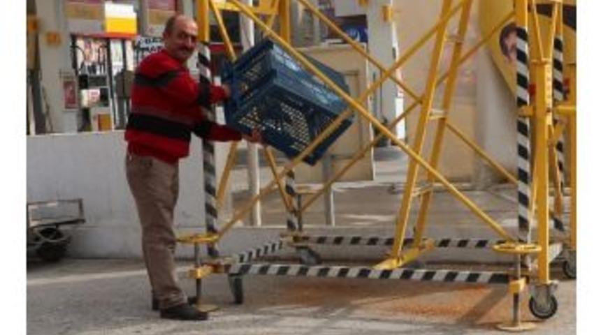 Hayvansever Simit&ccedil;i A&ccedil; Kalan Kuşları Besliyor