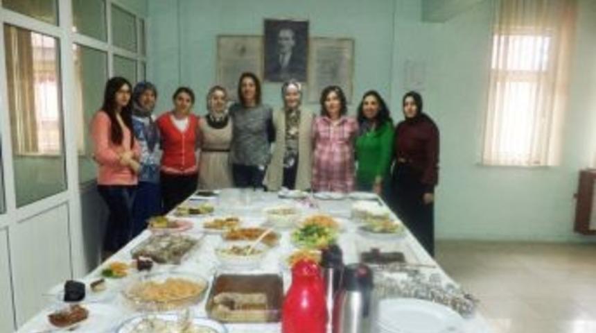 Hisarcık&rsquo;ta Polis Eşlerinden &Ouml;rnek Davranış