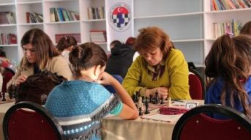 Kadınlar Satran&ccedil; Turnuvasında Yarıştı