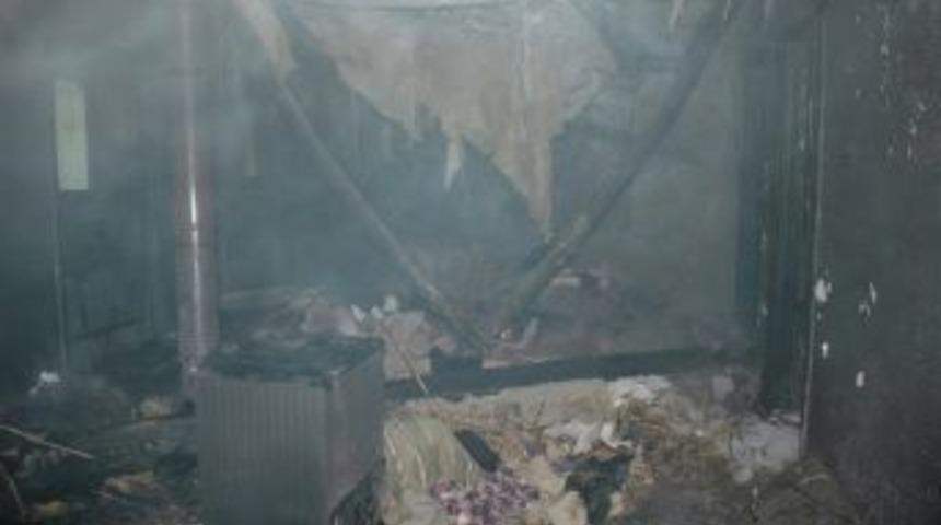 Yanan Evde Para Arayanların &Uuml;zerine Tavan &Ccedil;&ouml;kt&uuml;