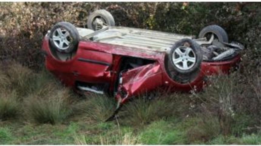 Otomobil Tarlaya U&ccedil;tu: 2 Yaralı