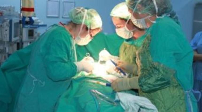 15 Yaşındaki &Ccedil;ocuğun Midesinden İki Kilo Sa&ccedil; &Ccedil;ıktı