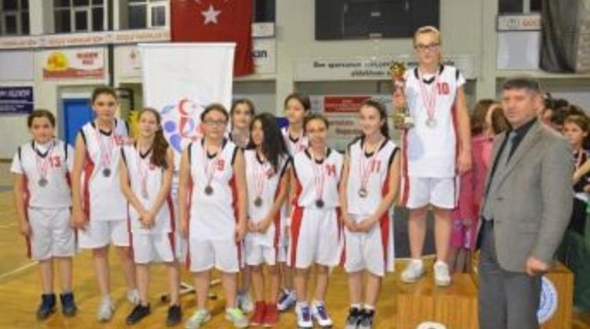 Basketbolun Yıldız Kızları Kupalarını Aldı