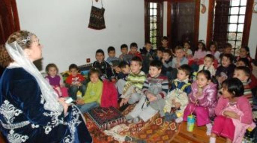 İzmitli &Ccedil;ocuklar, Tarihi Konakta Masal Dinliyor