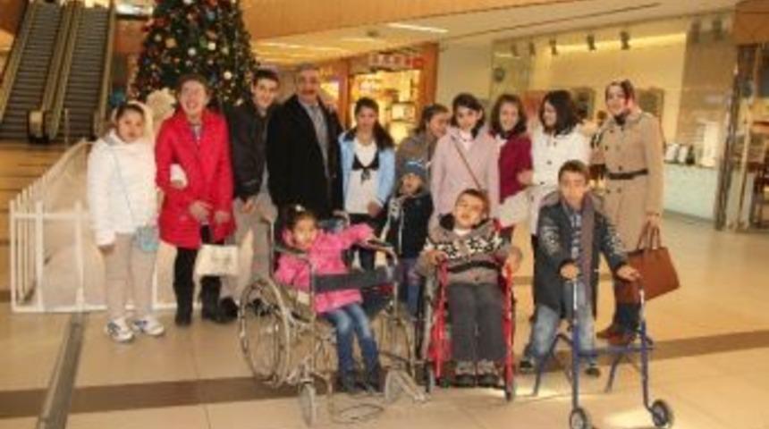 Engelli &Ouml;ğrenciler İlk Kez Avm Ziyaret Etti