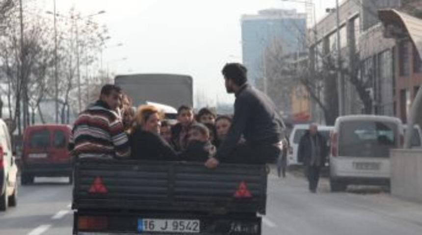 Bir Bu&ccedil;uk Metrelik Kamyonet Kasasında 15 Kişi Yolculuk Etti