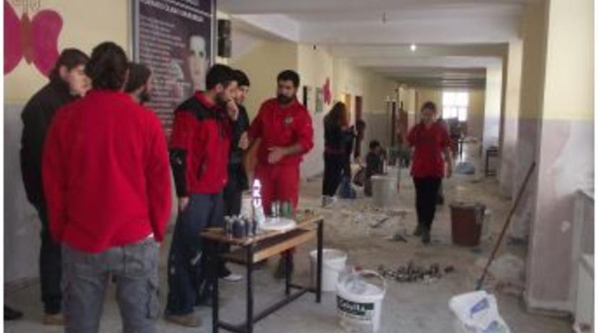 &Uuml;niversite &Ouml;ğrencileri Sınır K&ouml;y&uuml;ndeki Okulu Onardı
