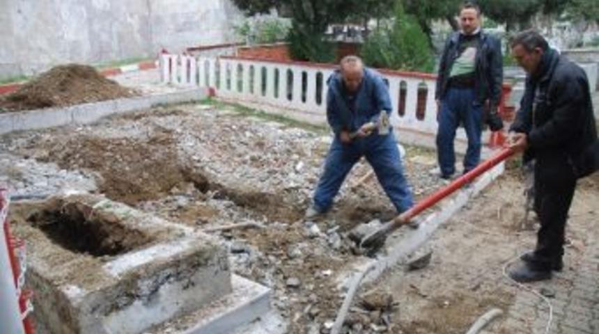 Şehitlik Yenileniyor