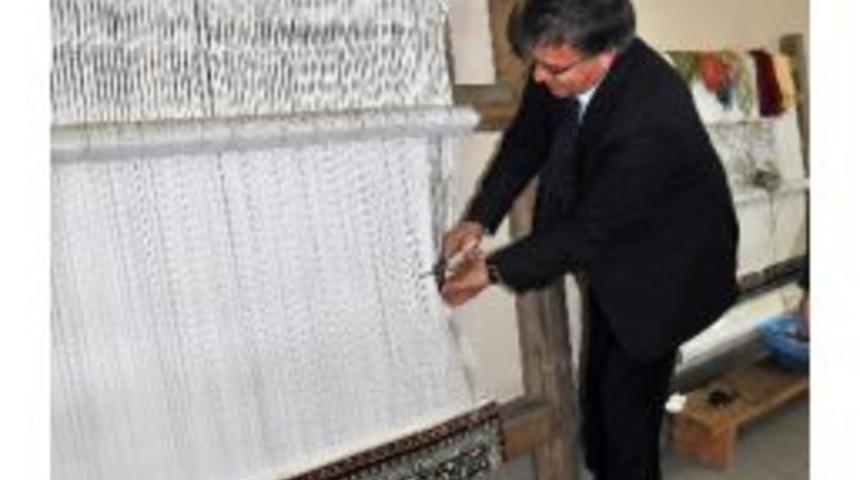 Akşehirli Kadınların Dokuduğu İpek Halı G&ouml;z Kamaştırdı