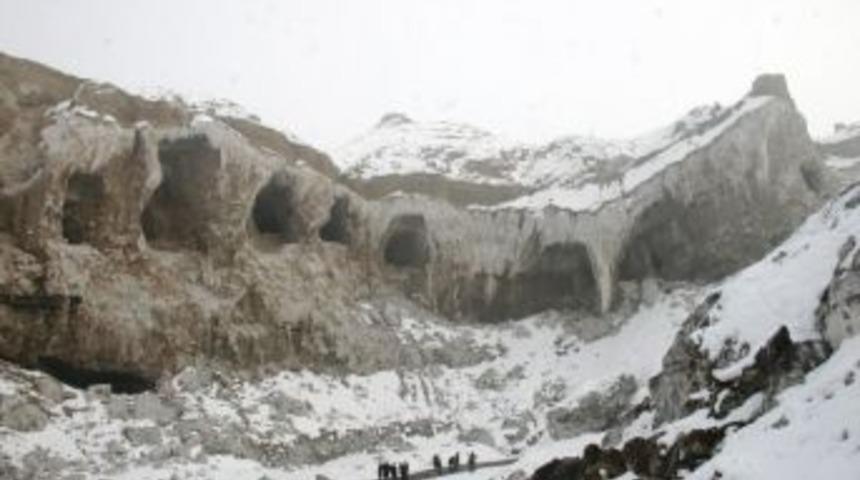 T&uuml;rkiye Ve B&ouml;lge &Uuml;lkelerinin Karla M&uuml;cadele Tuzu Iğdır&rsquo;dan Karşılanıyor