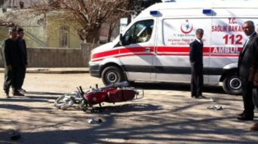 Ticari Ara&ccedil; İle Motosiklet &Ccedil;arpıştı: 2 Yaralı