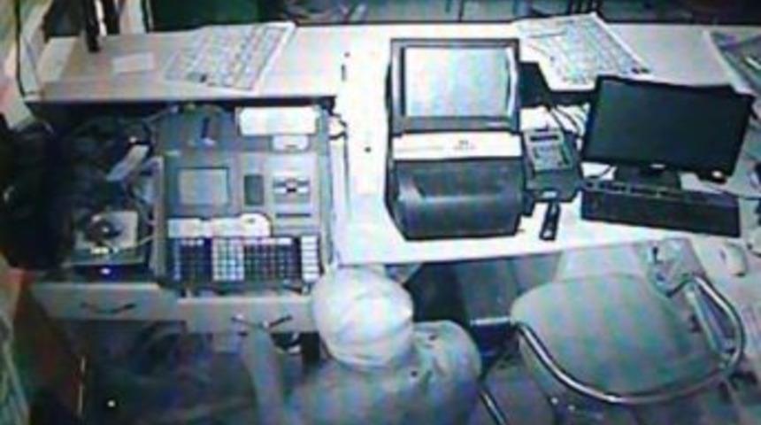 D&uuml;kkana Giren Hırsız G&uuml;venlik Kameralarına Takıldı