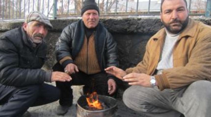 Durakları Olmayan Taksiciler Eksi 20 Derecede Ateş Yakarak Isınıyor