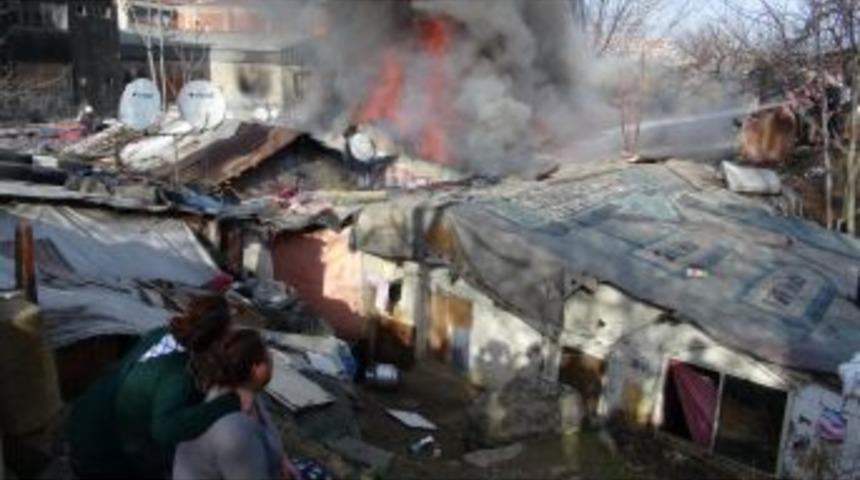 Sobadan &Ccedil;ıkan Yangında 4 Gecekondu K&uuml;l Oldu