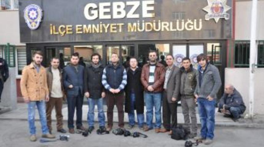 Gazeteciler Yasağa Tepki G&ouml;sterdi