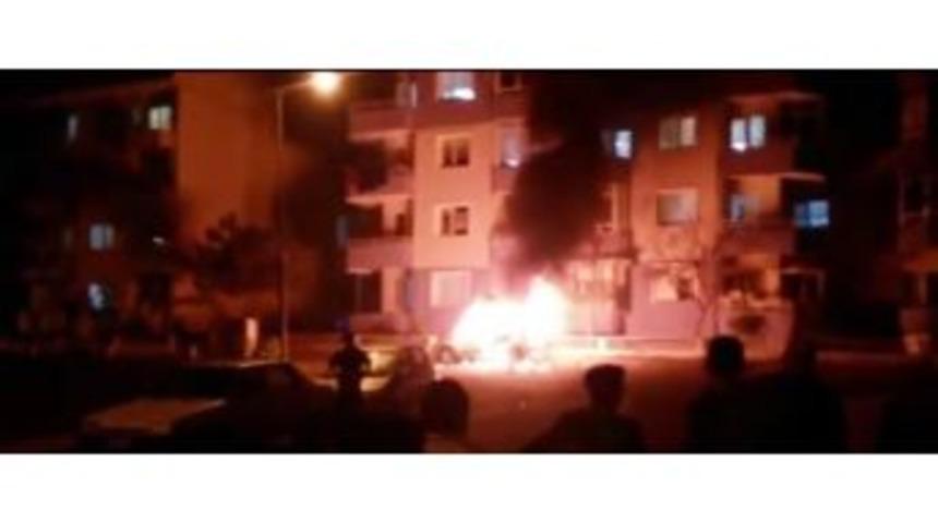 Ateşe Verilen Aracın Yanma Anı, Amat&ouml;r Kameralara Yansıdı
