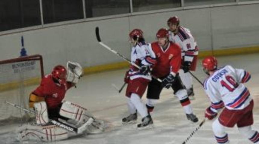 İzmir B&uuml;y&uuml;kşehir Belediyesi Buz Hokeyi Takımı Rekora Koşuyor