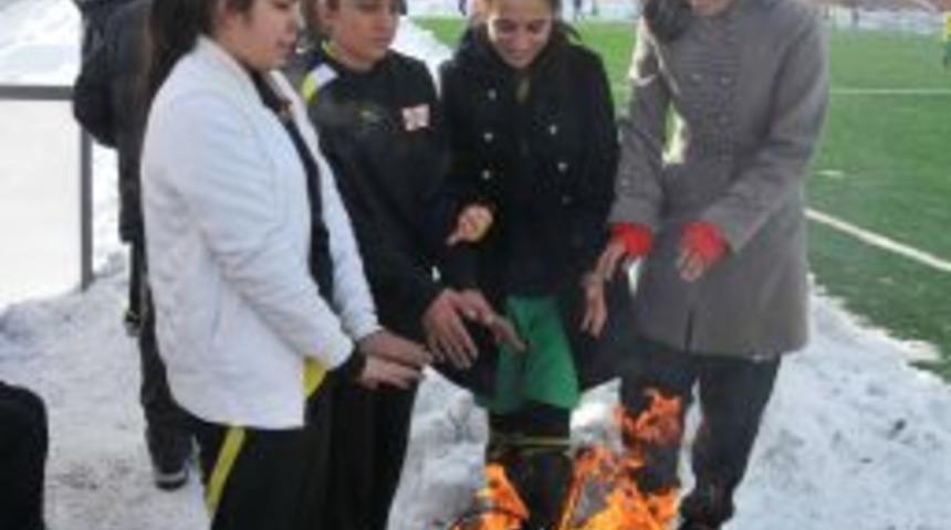 Futbolcu Kızlar Yedek Kul&uuml;besinde Ateş Yakarak Isınmaya &Ccedil;alıştı