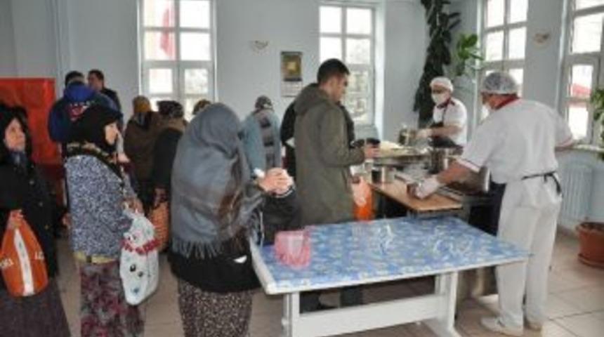 Odunpazarı Belediyesi&rsquo;nden Y&uuml;zlerce Aileye Yiyecek Yardımı