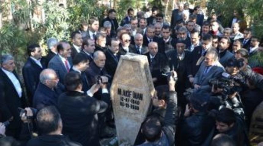 Şair-yazar M.akif İnan Mezarı Başında Anıldı