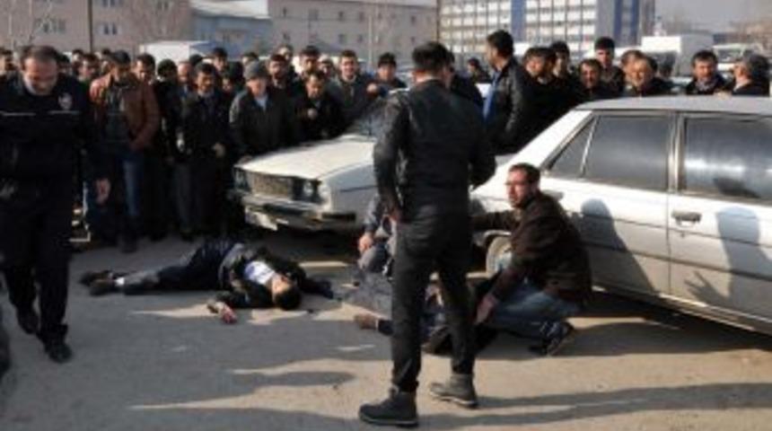 Cadde Ortasında Kurşun Yağmuruna Tutulan Baba &Ouml;ld&uuml;, Oğlu Yaşam Savaşı Veriyor