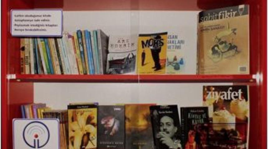 KT&Uuml;&rsquo;l&uuml; &Ouml;ğrencilerden Otob&uuml;s Durağına Kitaplık