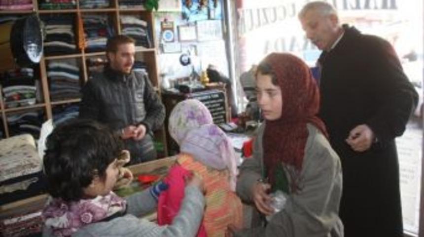 Zabıtadan Dilenen Suriyeli &Ccedil;ocuklara Yardım Eli