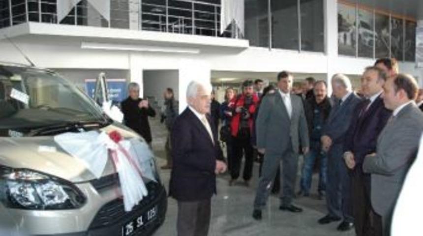 İş Adamı Muammer Cindilli Engelli &Ccedil;o&ccedil;uklara Minib&uuml;s Hediye Etti