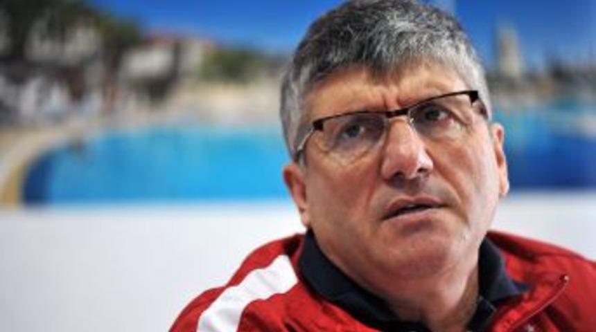 Trabzonsporlu Mustafa Ak&ccedil;ay: Oyuncu Kul&uuml;b&uuml; Sevmiyorsa, O Kolu Keseceksin