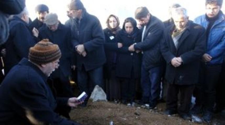 Gen&ccedil; Doktorun Cenazesi Toprağa Verildi