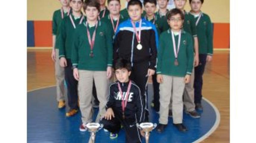 &Ouml;zel Ergin'in Sırtı Minderde Yere Gelmiyor