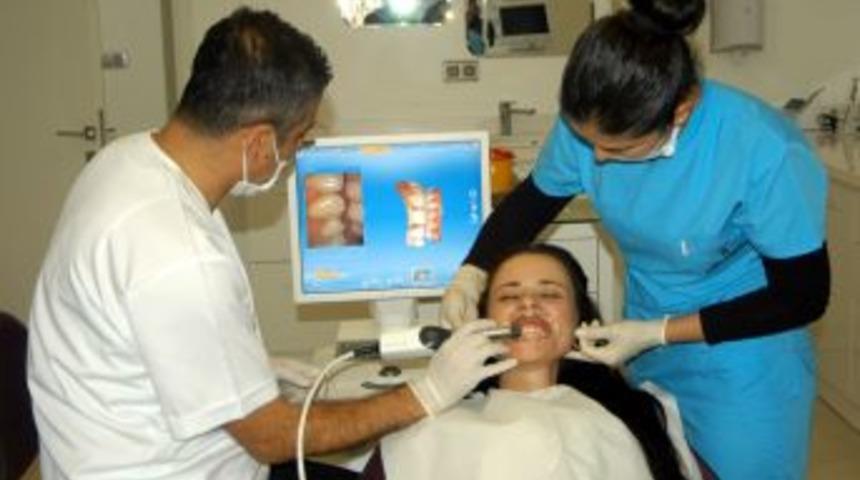 &Ccedil;&uuml;r&uuml;k Dişlere Bir Saate Kaplama Takılıyor