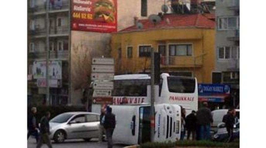 &Ouml;ğrenci Servisi Devrildi: 2 Yaralı