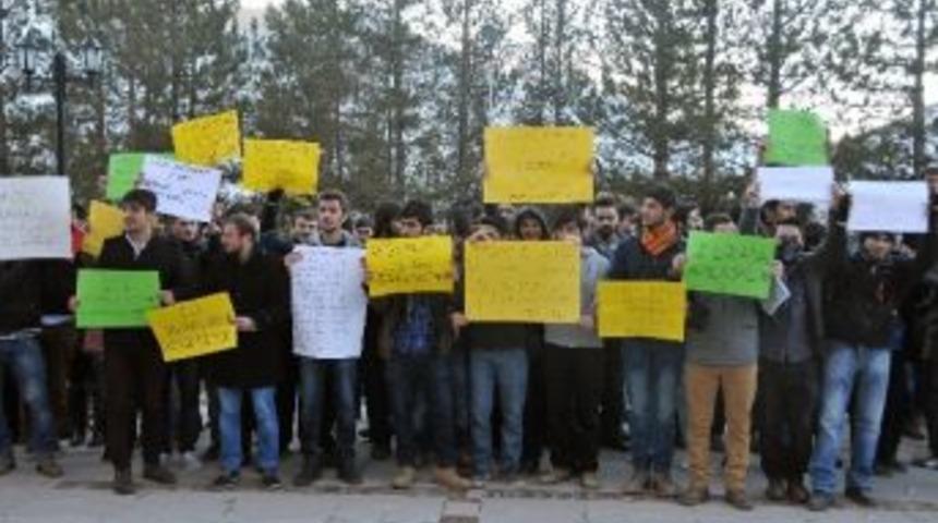 G&uuml;m&uuml;şhane &Uuml;niversitesi'nde 25 Kuruşluk Yemek Zammı Protestosu