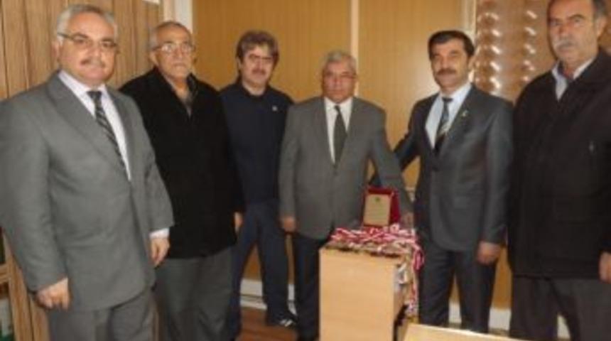 Pehlivan Başkandan G&uuml;reş&ccedil;ilere Plaket