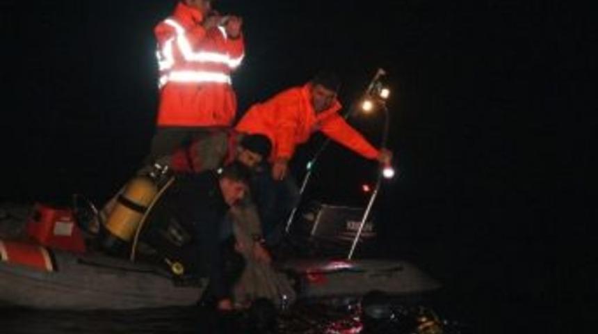 Birbirlerini Bağlayıp Otomobille Denize Daldılar