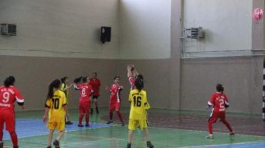 Hentbol Yıldız Kız Ve Erkek M&uuml;sabakaları Yapıldı