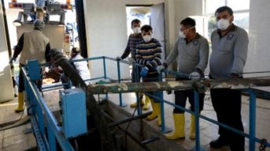 Kumluca'da Atıksu Arıtma Tesisinde Temizlik &Ccedil;alışmaları S&uuml;r&uuml;yor