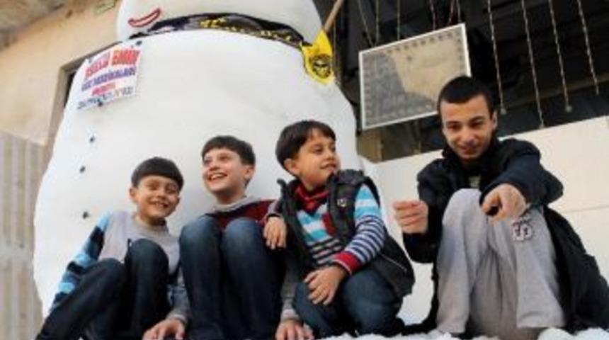 (&ouml;zel Haber) Kar Yağmayan Mersin'de 3 Metrelik Kardan Adam Yaptılar