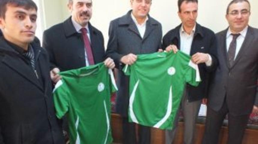 Nevşehir&rsquo;de Amat&ouml;r Spor Kul&uuml;plerine Malzeme Desteği