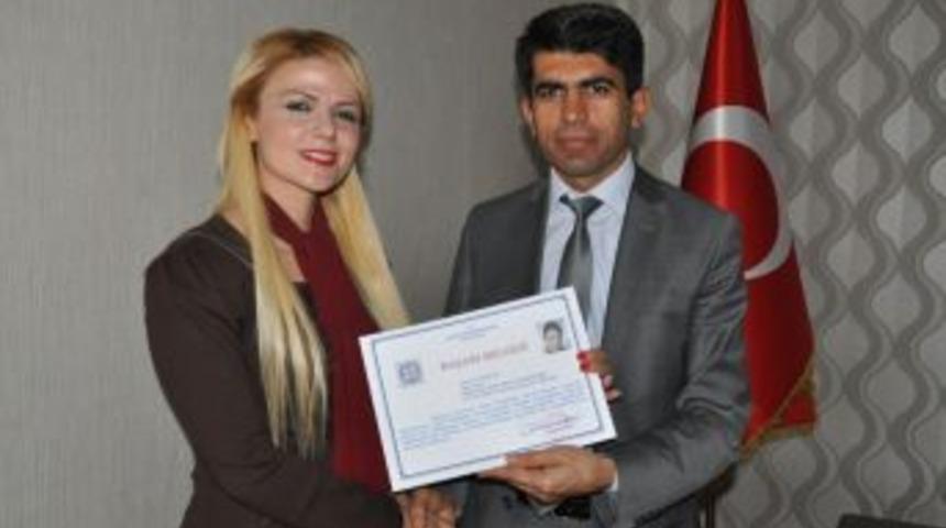 Yılın &Ouml;ğretmenine Başarı Belgesi Verildi