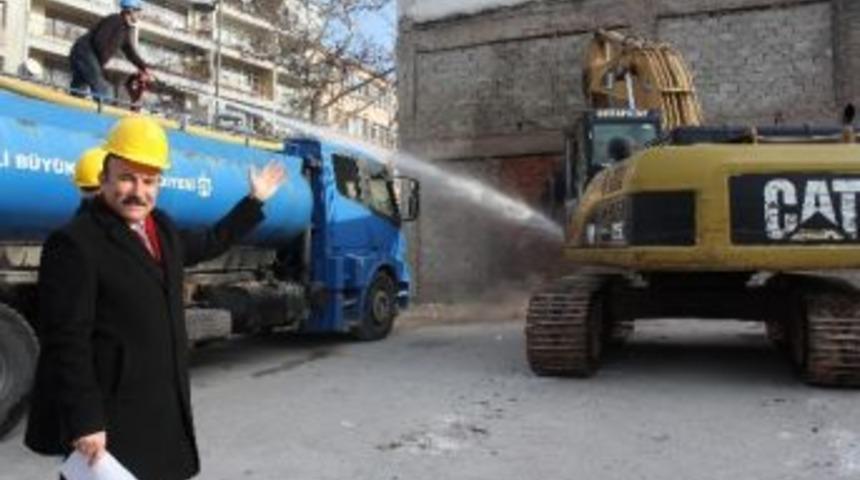 İzmit Orduevi Misafiranesi'nin Yıkımına Başlandı