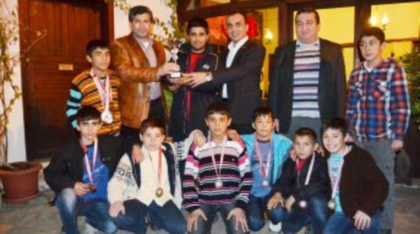 Başarılı G&uuml;reş&ccedil;ilere Kutlama
