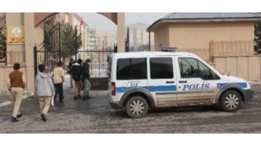 Okul &Ouml;n&uuml;nde Bekleyen 37 Kişiye Para Cezası