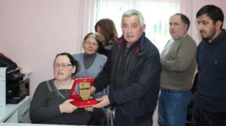 Omurilik Fel&ccedil;lileri Derneğinden İşadamına Plaket