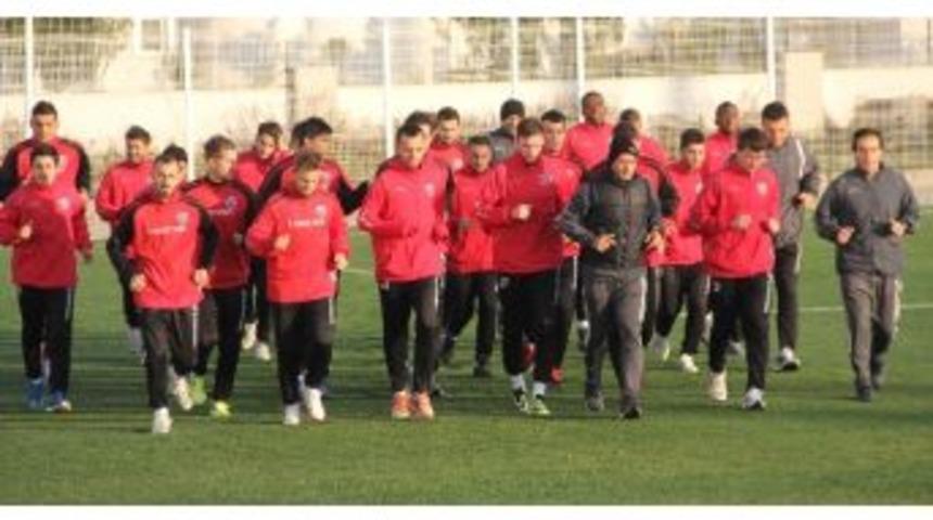 Kardemir Karab&uuml;kspor, &Ccedil;alışmalarını G&uuml;nde 3 Antrenman İle S&uuml;rd&uuml;r&uuml;yor