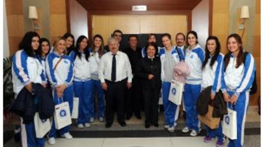 Başkan Akaydın Voleybolcu Kızları Tebrik Etti