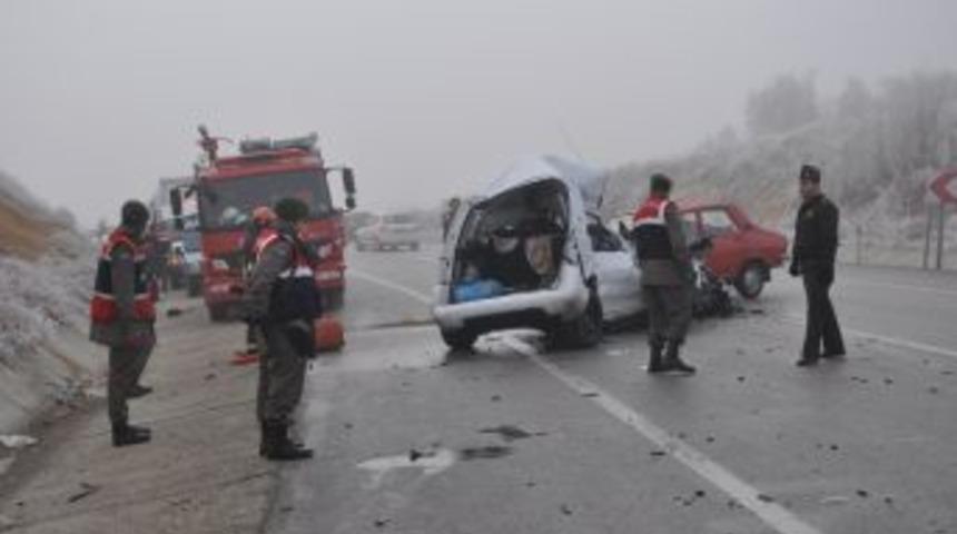 &Ccedil;orum'da Zincirleme Trafik Kazası: 3 &Ouml;l&uuml;, 3 Yaralı